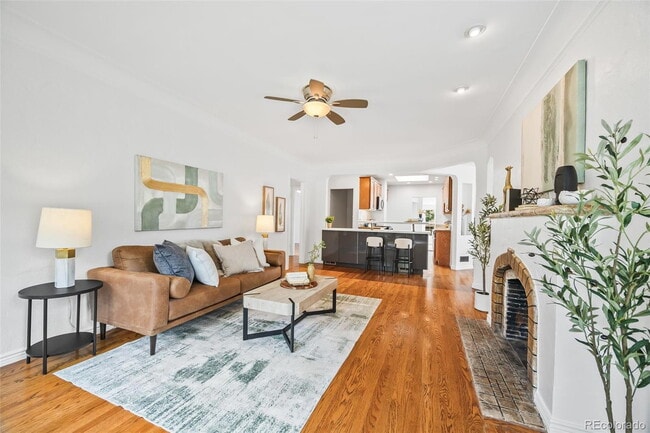 Foto del edificio - "Spacious 5-Bedroom Gem with Hardwood Floors & Cozy Fireplace in Denver's Heart!"