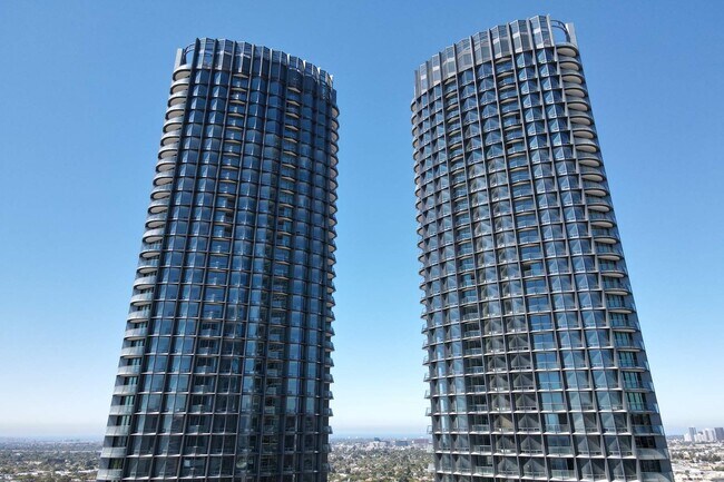 Foto del edificio - 211 Elm Ct