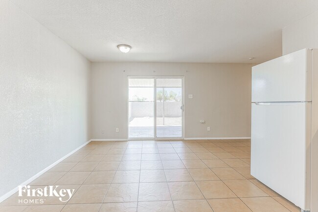 Foto del edificio - 4649 E Bowker St