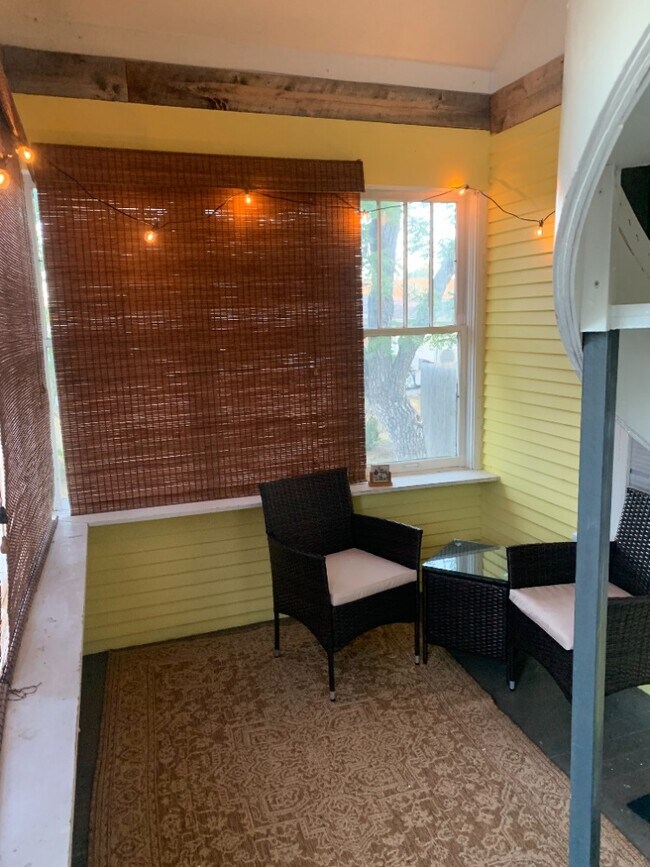 Porche cerrado compartido - 709 Farlow Ave
