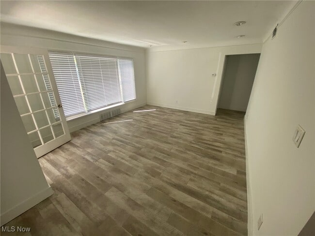 Building Photo - 29520 Cresthaven Dr