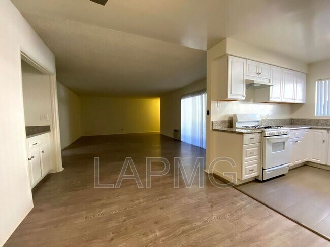 Building Photo - 5452 Lindley Ave