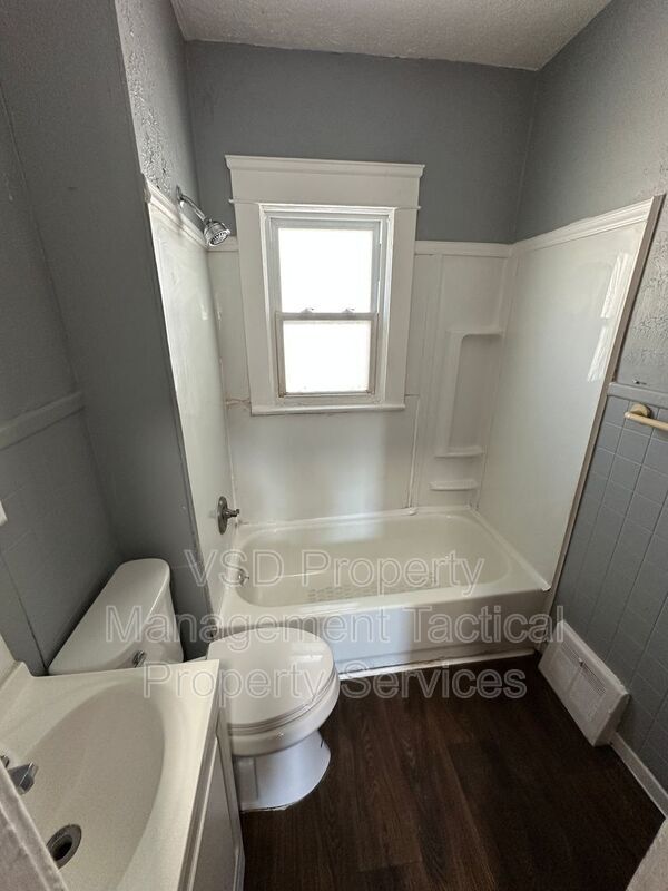 Building Photo - 4165 E 111th St