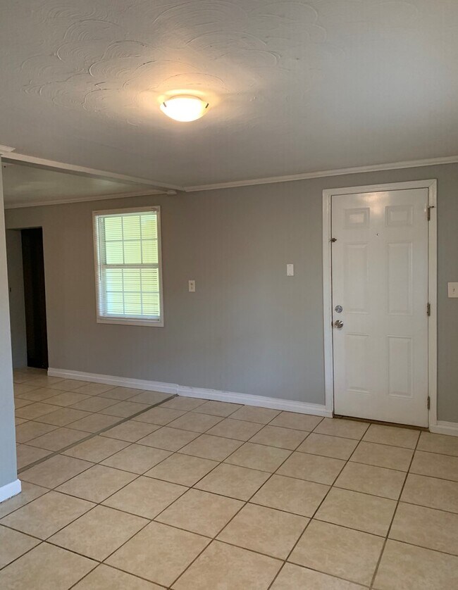 Building Photo - Spacious 3 Bedroom Home Near River City Marketplace