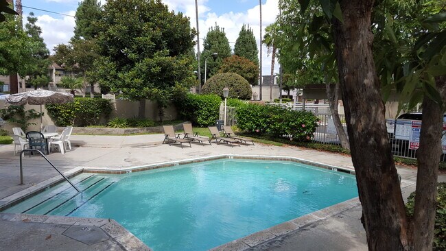 Foto del edificio - 2570 W Lincoln Ave