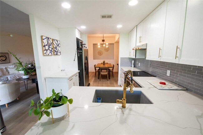 Foto del edificio - 16301 Malibu Dr
