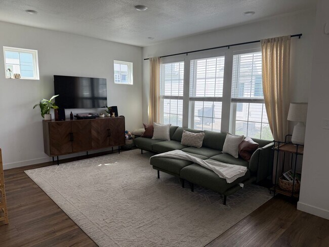 Foto del edificio - 3 bedroom, 2 bathroom South Jordan Home