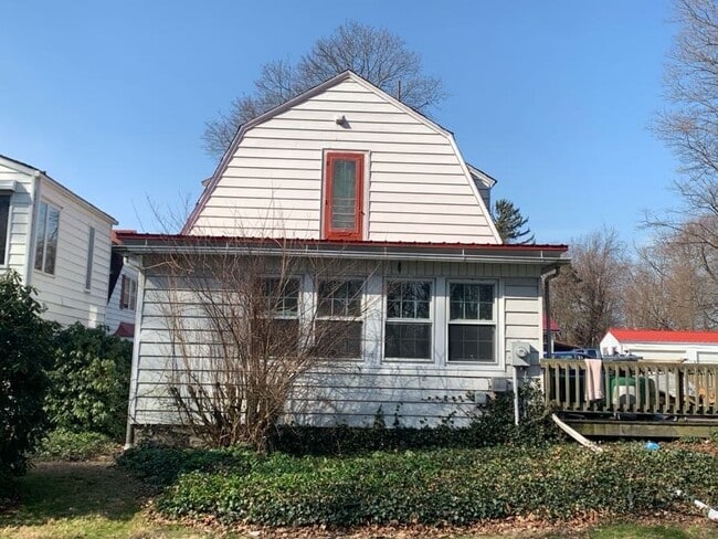 Building Photo - 8424 E Lake Rd