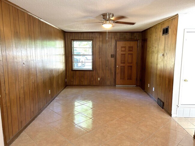 Foto del edificio - 2833 Briarwood Dr
