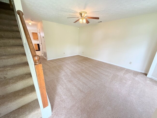 Building Photo - 2 Bedroom, 1 1/2 Bathrooms - Townhouse West Rome