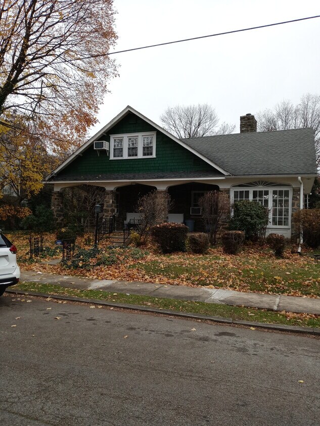 Primary Photo - 6334 Newtown Ave