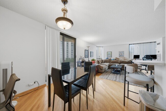 Foto del edificio - 70 W Huron St