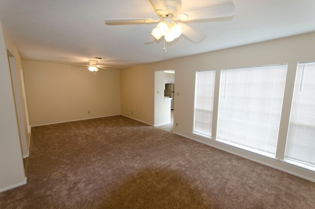 Building Photo - 915 Todd Ln