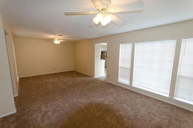 Foto del edificio - 915 Todd Ln