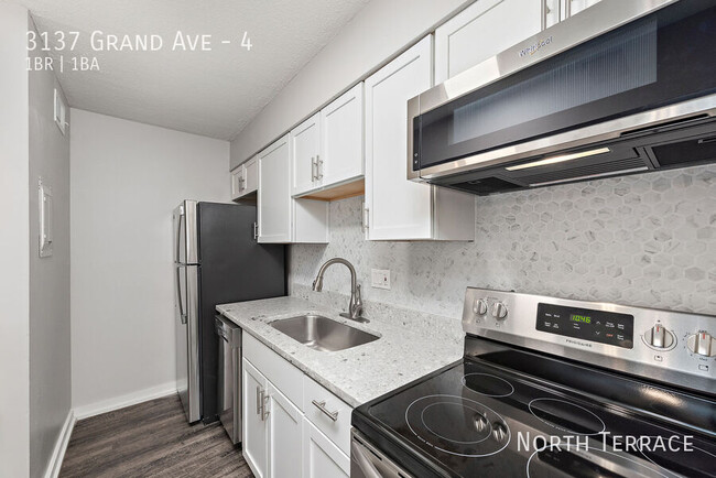 Foto del edificio - ?? Freshly Upgraded 1BR in Midtown – Moder...