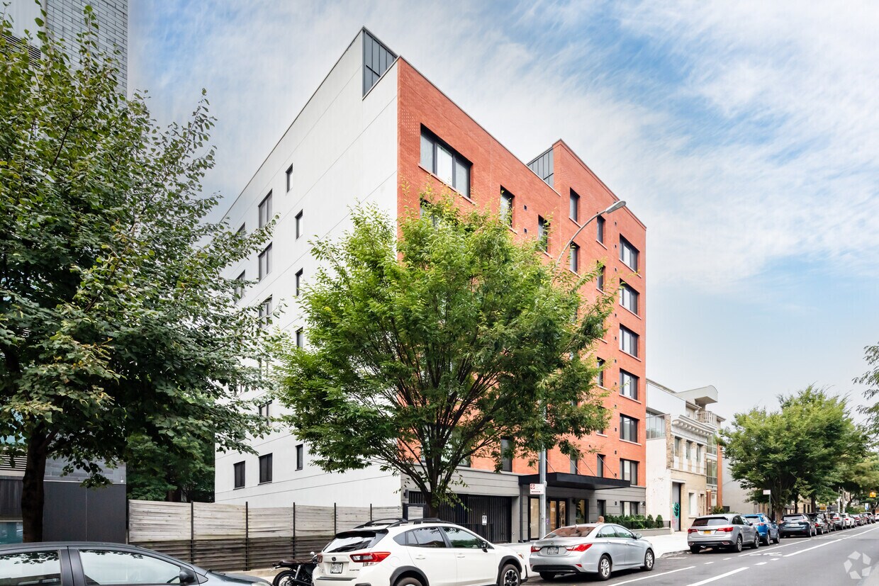 Foto principal - 488 Sterling Pl