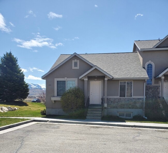 Building Photo - 201 W 1160 N