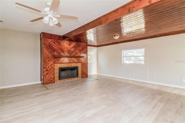 Foto del edificio - 579 N Lake Ave
