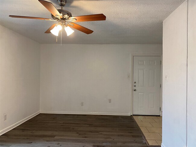 Foto del edificio - 5002 Blue Spruce Cir