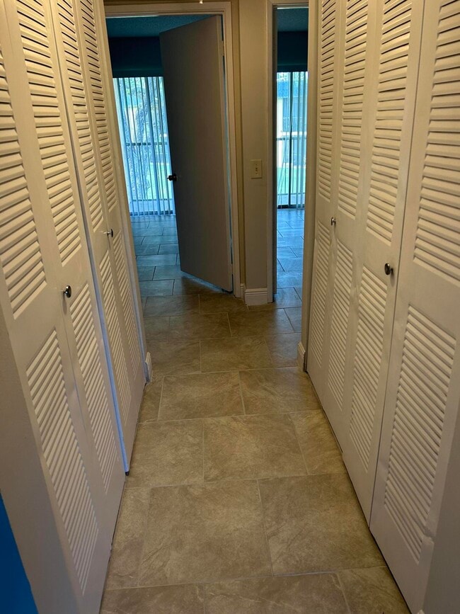 Building Photo - 813 Meadows Cir