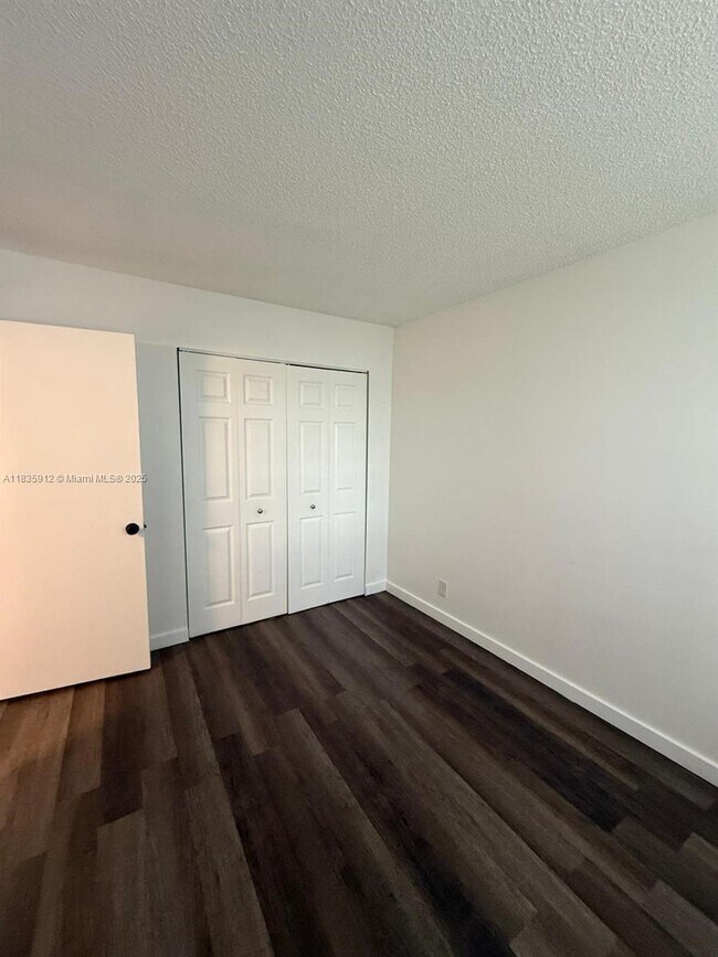 Foto del edificio - 8610 N Sherman Cir