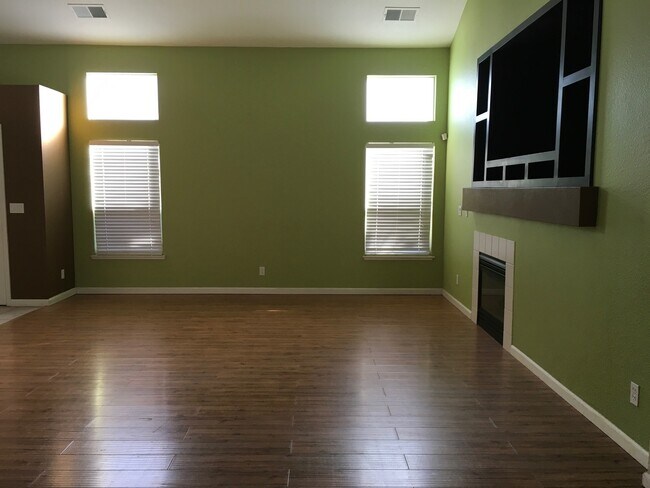 Foto del edificio - Charming home in established neighborhood with 4 bedrooms and 3 baths.