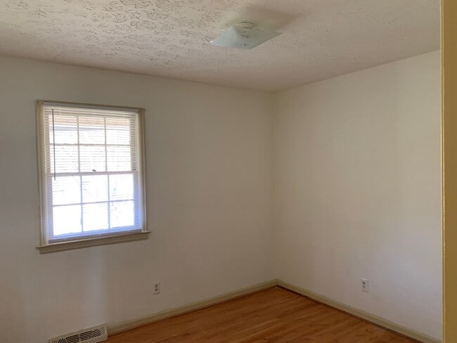 Building Photo - 64 Maybrook Dr
