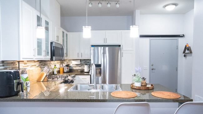 Big counter top for spacious dinner settings - 375 Kirkland Ave