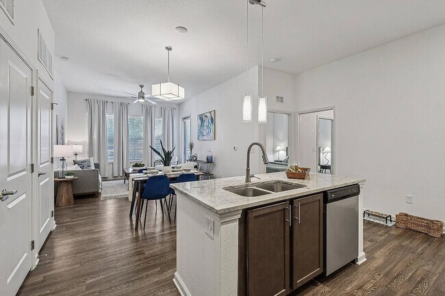 Bienvenidos a los apartamentos San Marco Promenade, donde la elegancia moderna se une a la comodidad. Disfruten de interiores espaciosos con acabados de lujo y un ambiente comunitario vibrante. Mejoren su estilo de vida hoy mismo: ¡programen una visita para conocer su nuevo hogar! - San Marco Promenade Apartments