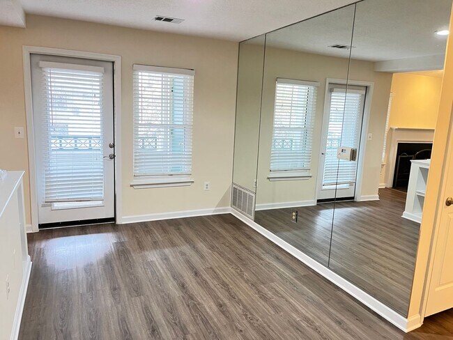 Foto del edificio - Beautiful 2 bed/2 bath condo in Reston...walk to RESTON TOWN CENTER!!