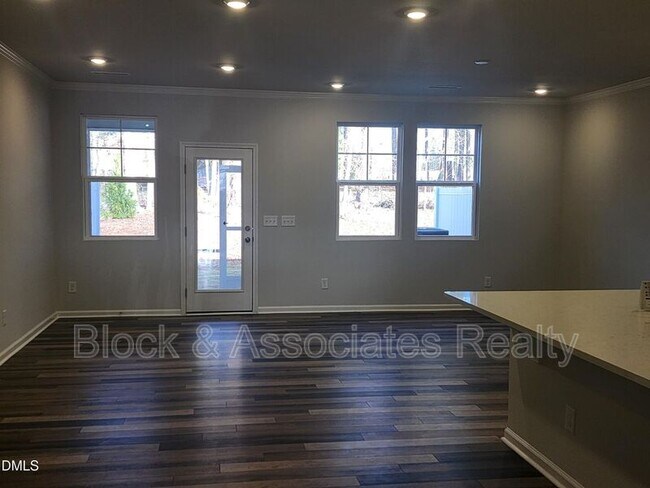 Foto del edificio - 328 Deercroft Dr
