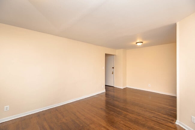 Building Photo - 1532 W Wilson Ave