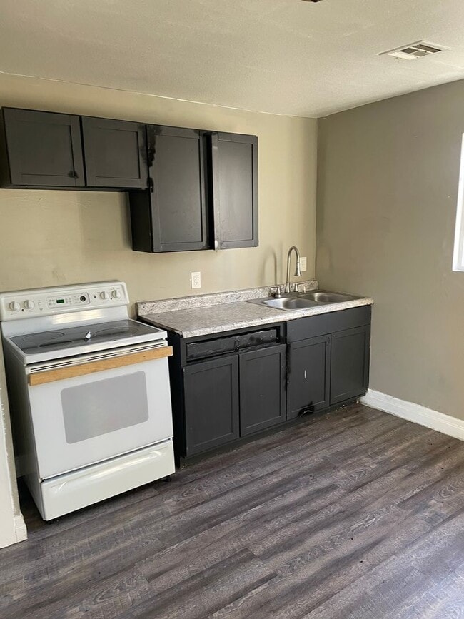 Building Photo - 2627 Fees S