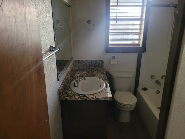 Foto del edificio - 663 W Oak St