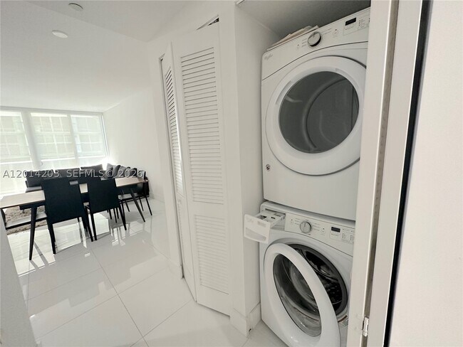 Foto del edificio - 488 NE 18th St