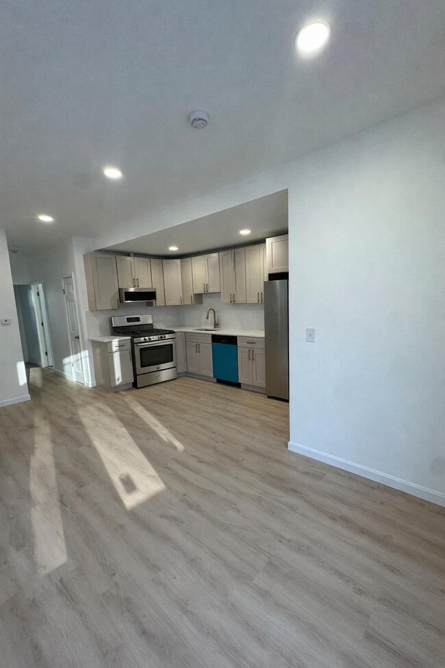 Building Photo - 21 Forest St