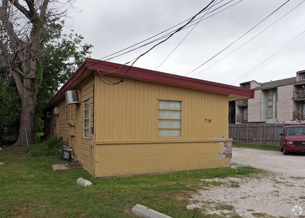 Building Photo - 716 Central Ave