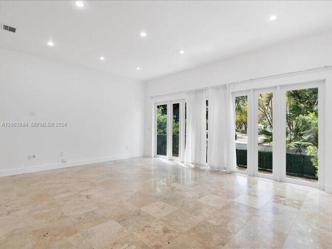 Foto del edificio - 3502 NE 166th St