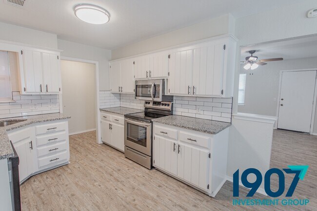 Building Photo - 501 Post Oak Ln