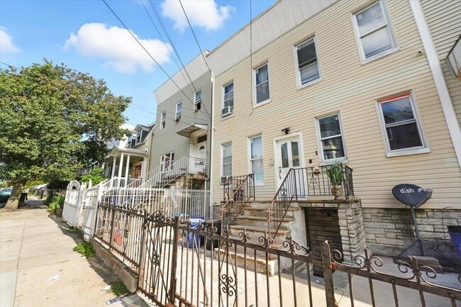Building Photo - 122 Hutton St