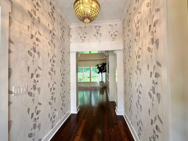 Building Photo - Gorgeous 3/2.5 Home near Beaches & Histori...