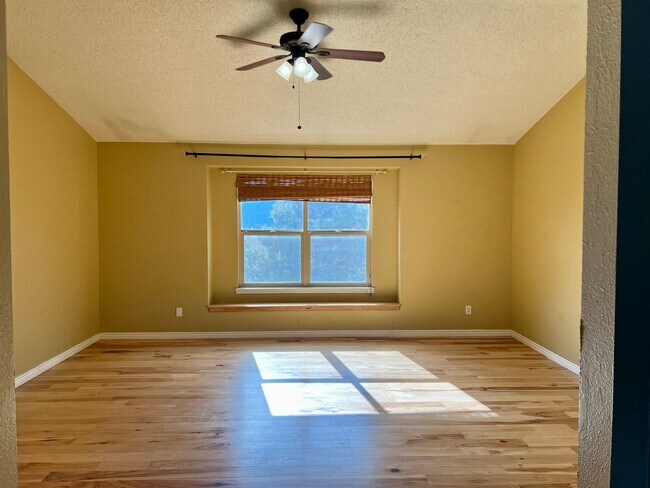 Foto del edificio - Gleneagle 4 Bed 2 Story Home with Stunning Mt. Views