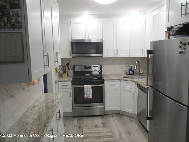 Building Photo - 865 Raleigh Dr