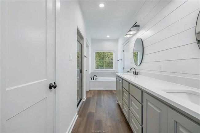 Building Photo - 5041 Mooney Fls Dr