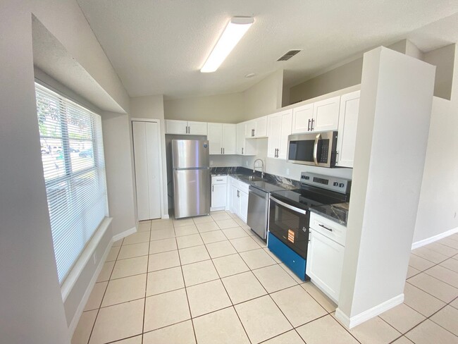 Building Photo - 312 San Gabriel St