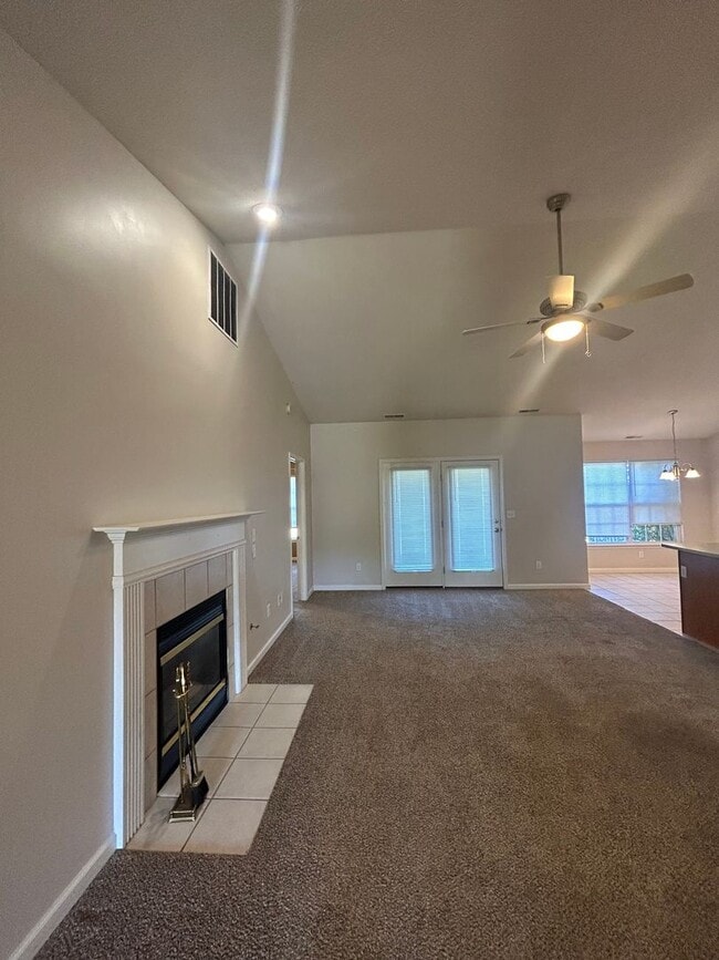 Building Photo - 3 Bedroom/2 Bathroom in Desirable Area!