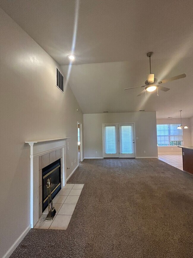 Foto del edificio - 3 Bedroom/2 Bathroom in Desirable Area!