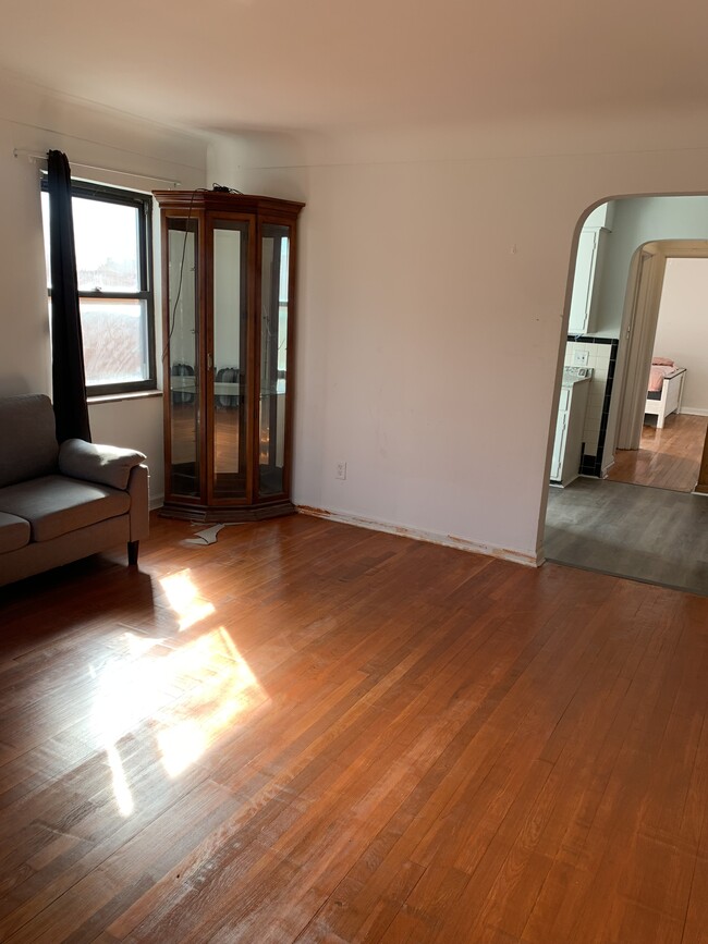 Building Photo - 3069 Glenmore Ave