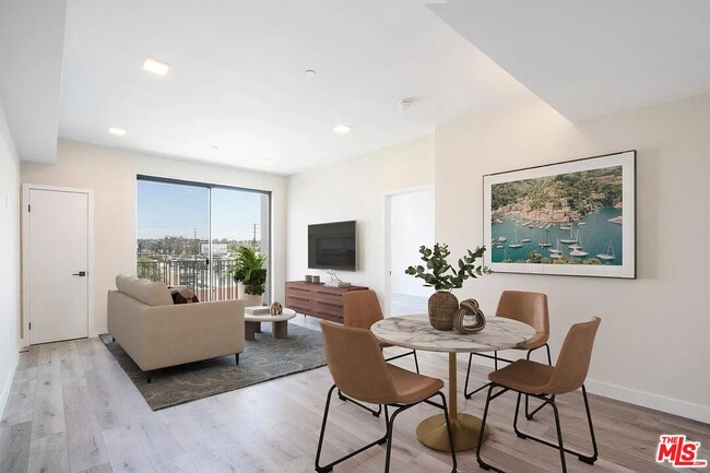 Foto del edificio - 1111 N Kenmore Ave
