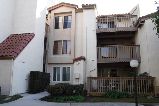Building Photo - 4831 Lago Dr